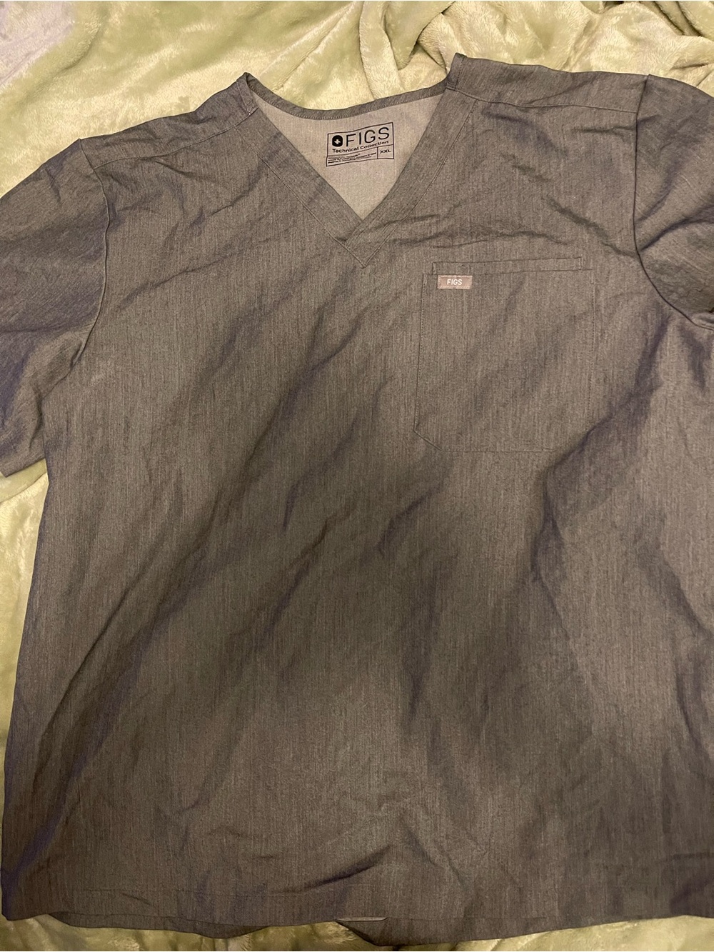 Figs Men's Short Sleeve V-Neck Scrub Top in Charcoal Gray